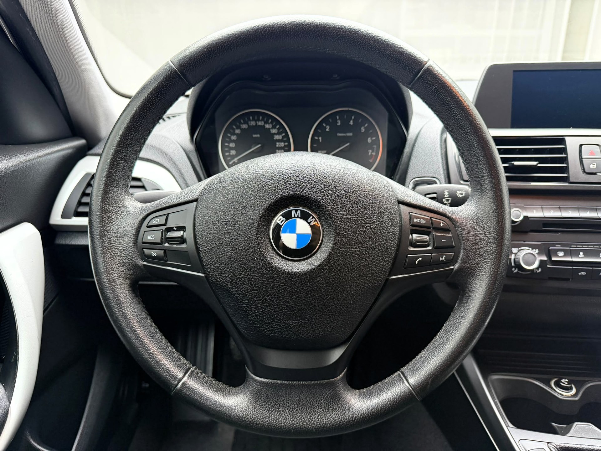 BMW 114i Business-image-12