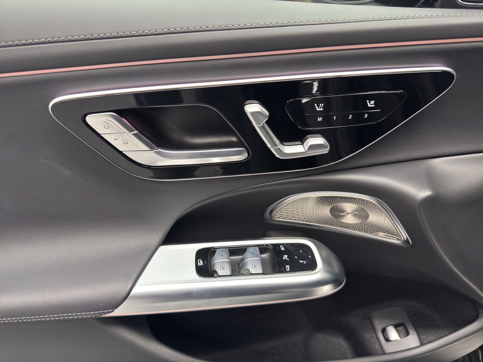 MERCEDES-BENZ E 300 de AMG Line 4Matic-image-14