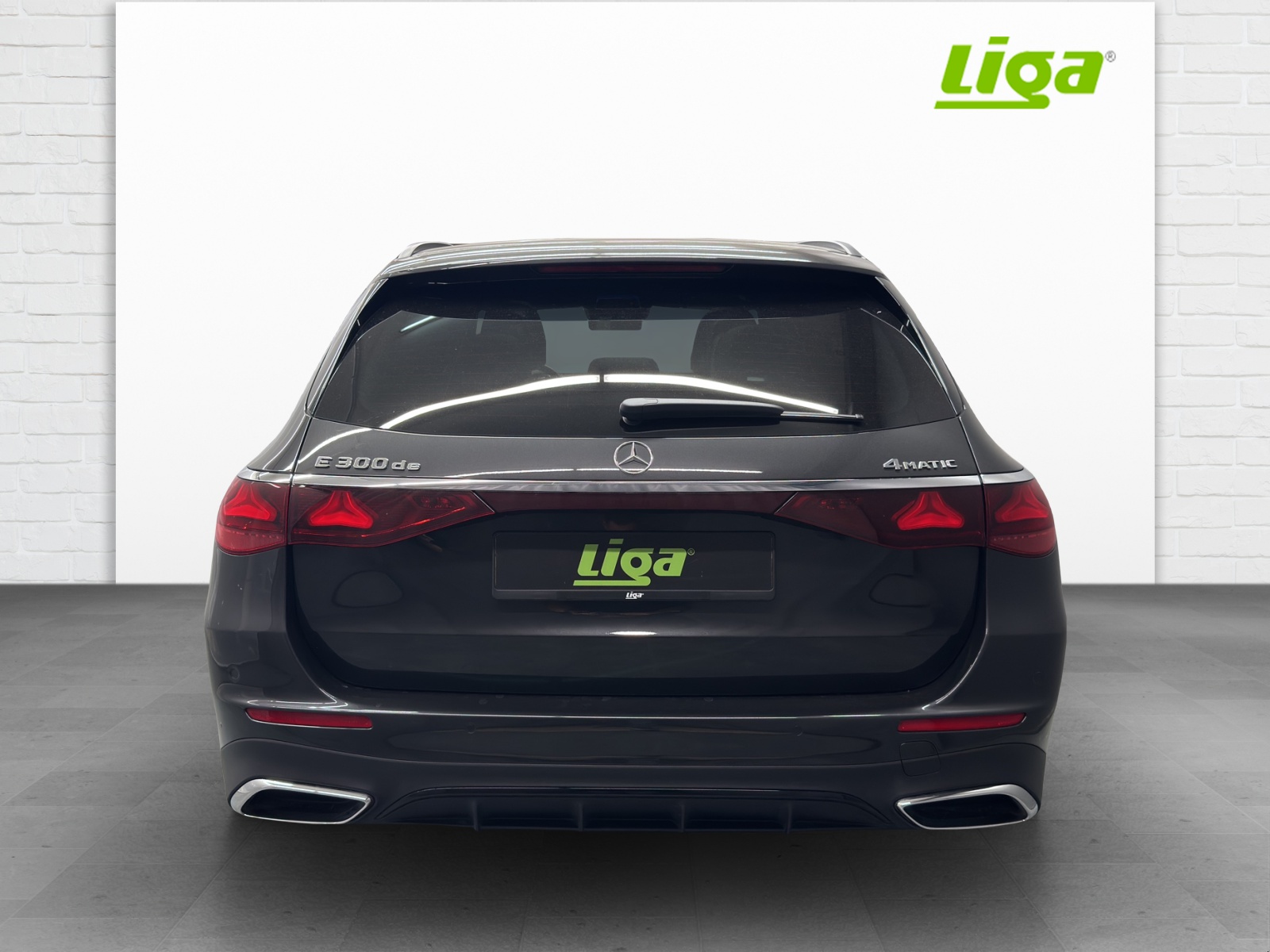 MERCEDES-BENZ E 300 de AMG Line 4Matic-image-4
