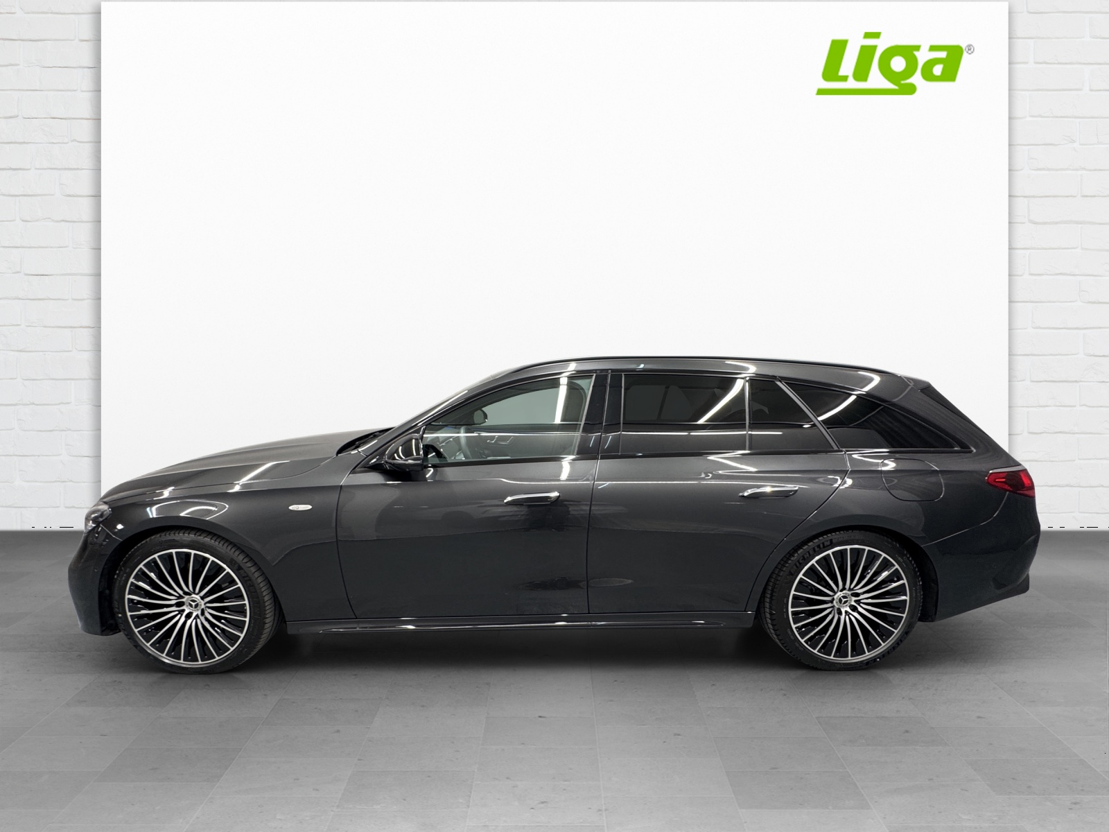 MERCEDES-BENZ E 300 de AMG Line 4Matic-showroom-element-2