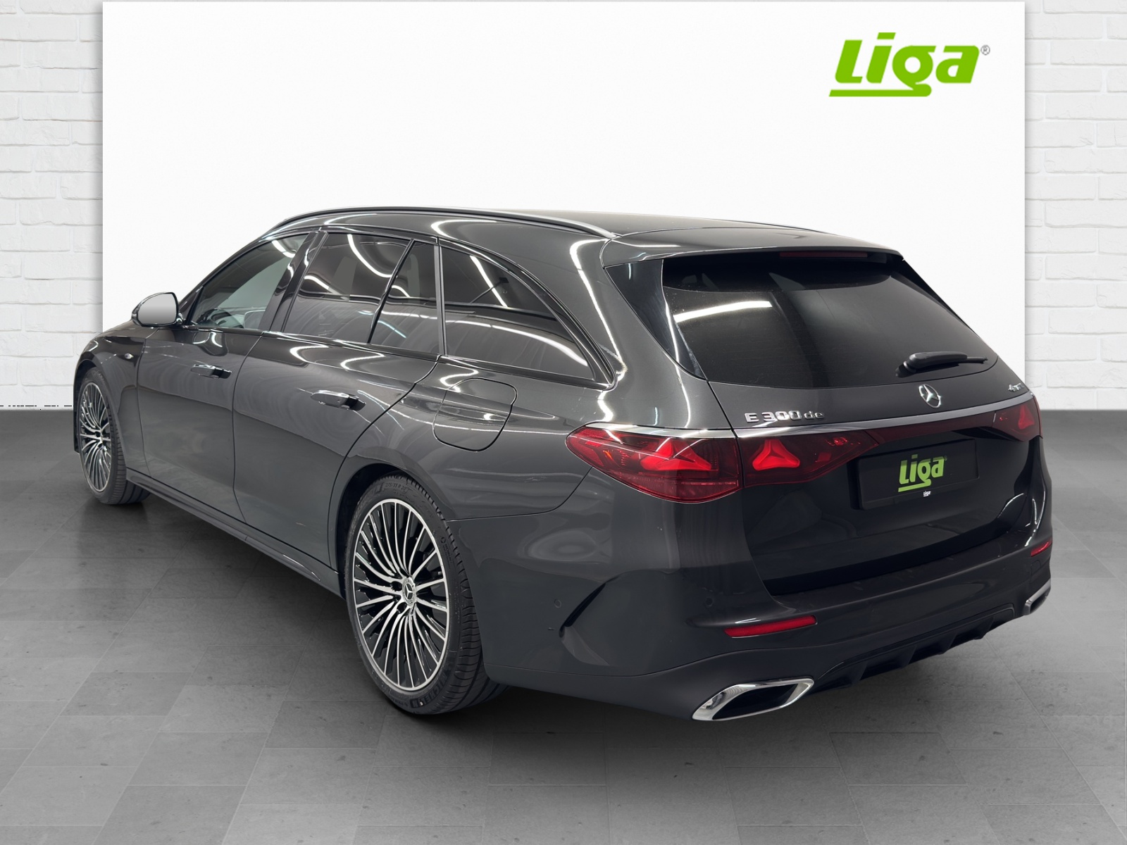 MERCEDES-BENZ E 300 de AMG Line 4Matic-showroom-element-3