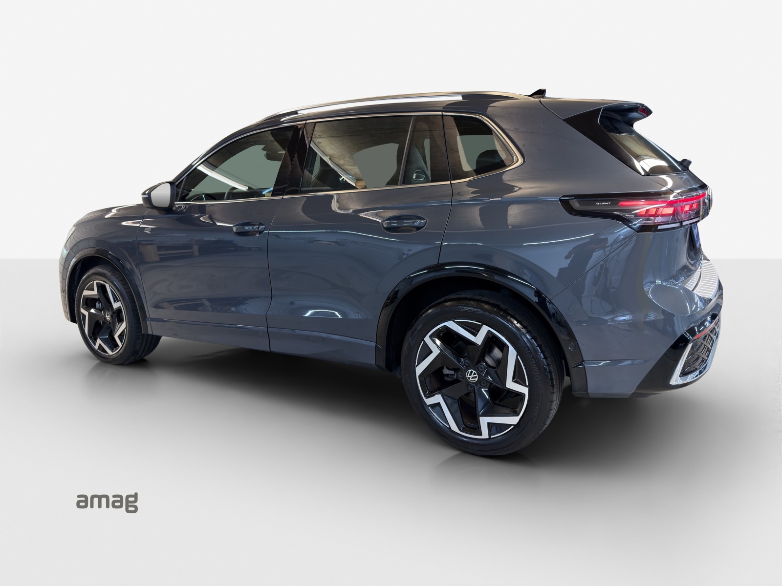 VW Tiguan 2.0 TSI DSG R-Line 4Motion-image-2