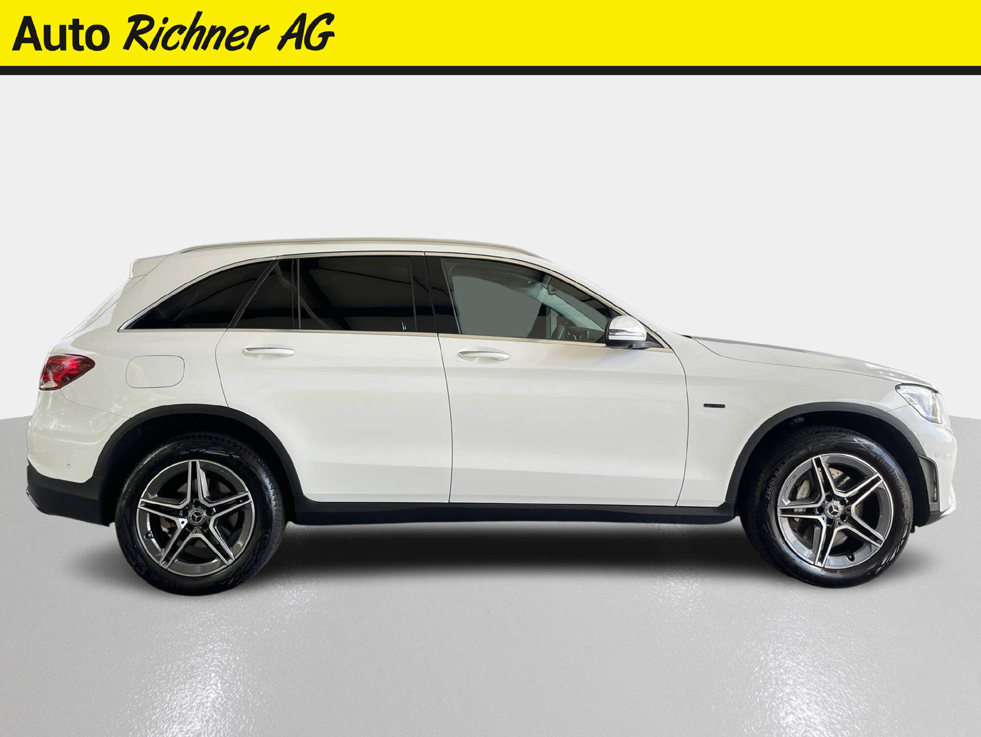 MERCEDES-BENZ GLC 300 e AMG Line 4m-image-2