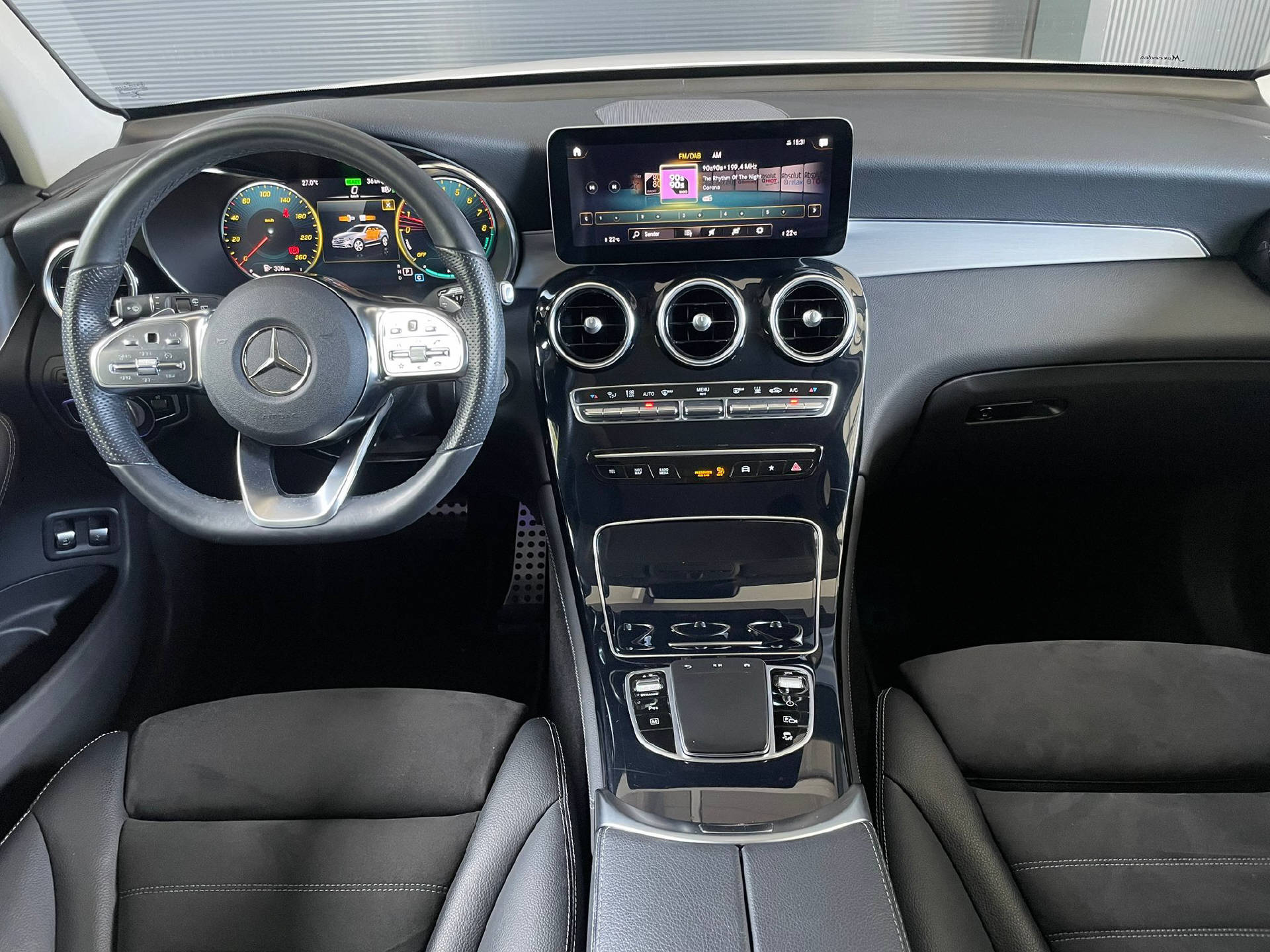MERCEDES-BENZ GLC 300 e AMG Line 4m-image-6