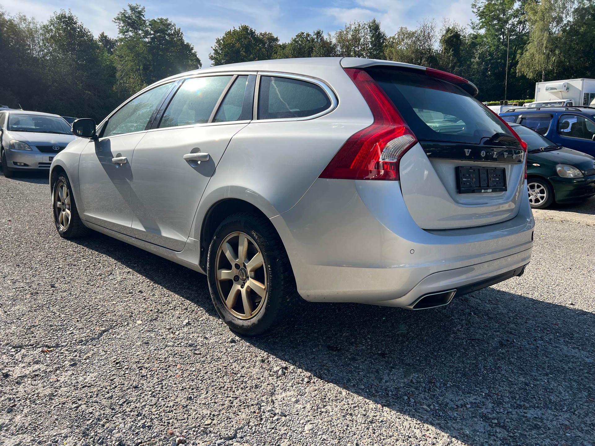 VOLVO V60 D4 Momentum Geartronic-image-3