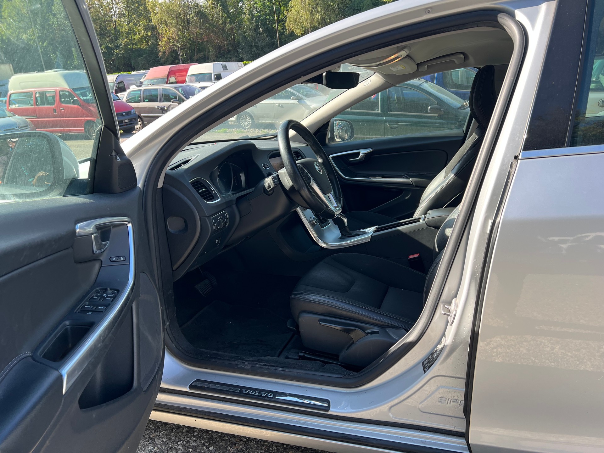 VOLVO V60 D4 Momentum Geartronic-image-5