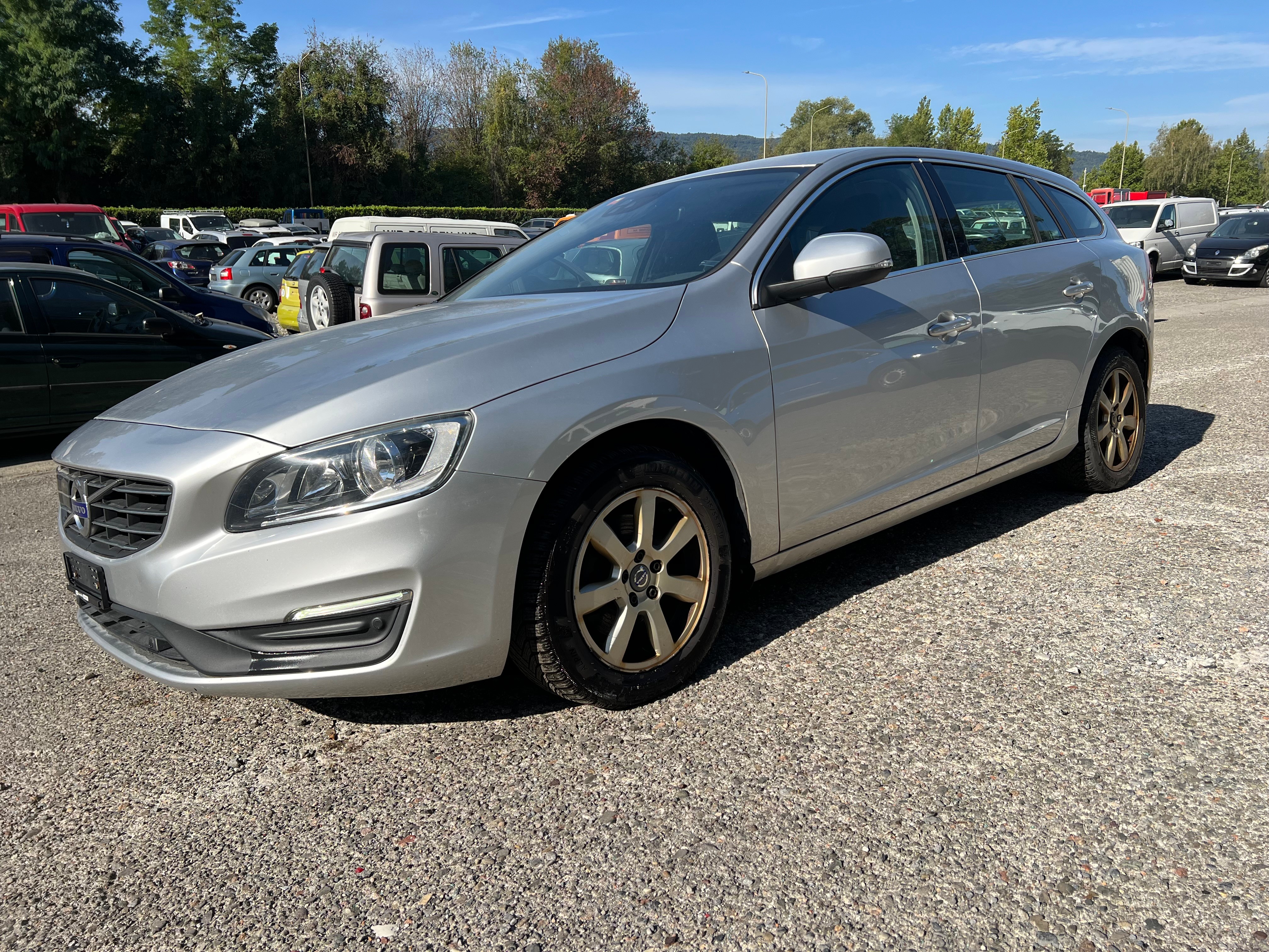 VOLVO V60 D4 Momentum Geartronic — slika 1