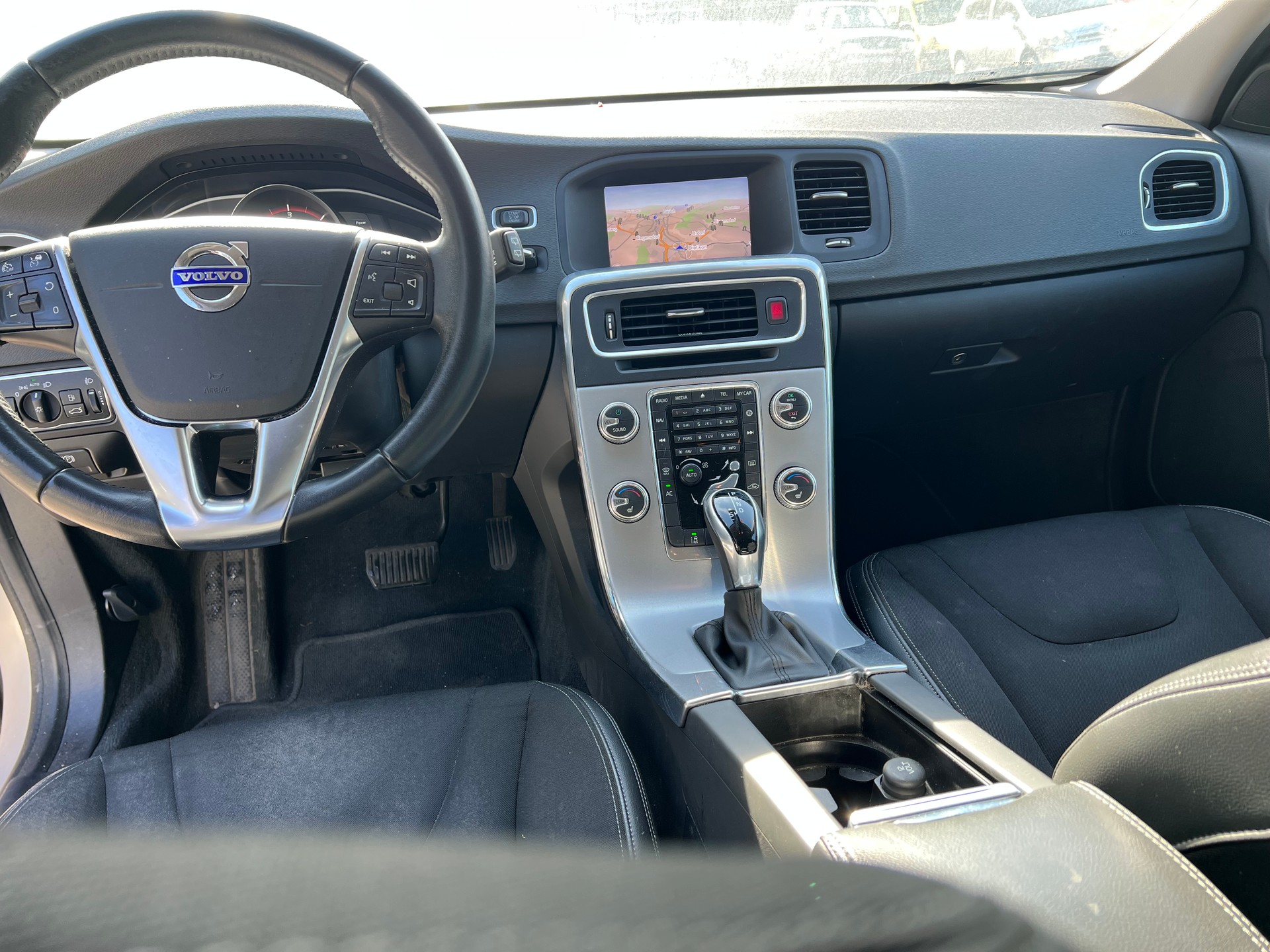 VOLVO V60 D4 Momentum Geartronic-image-6