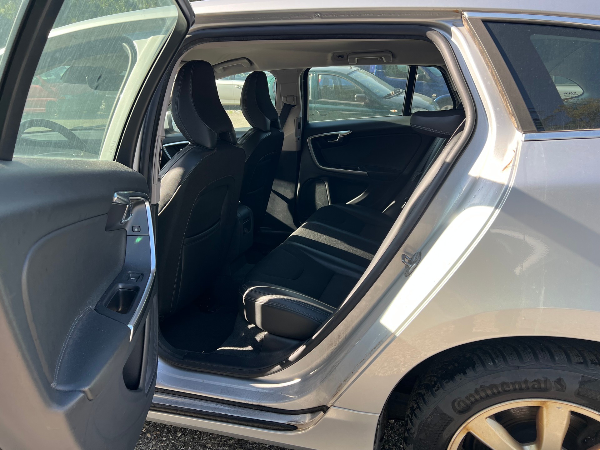 VOLVO V60 D4 Momentum Geartronic-image-4