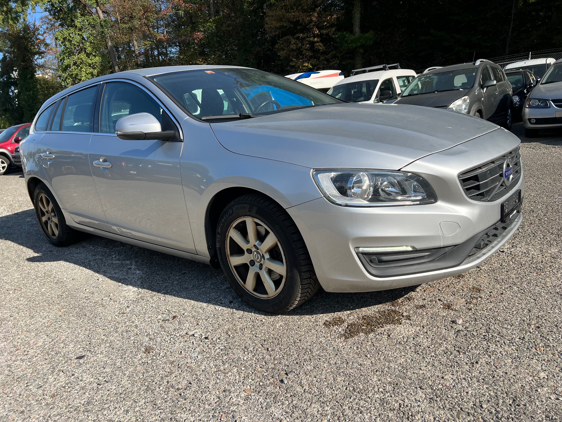 VOLVO V60 D4 Momentum Geartronic-image-1