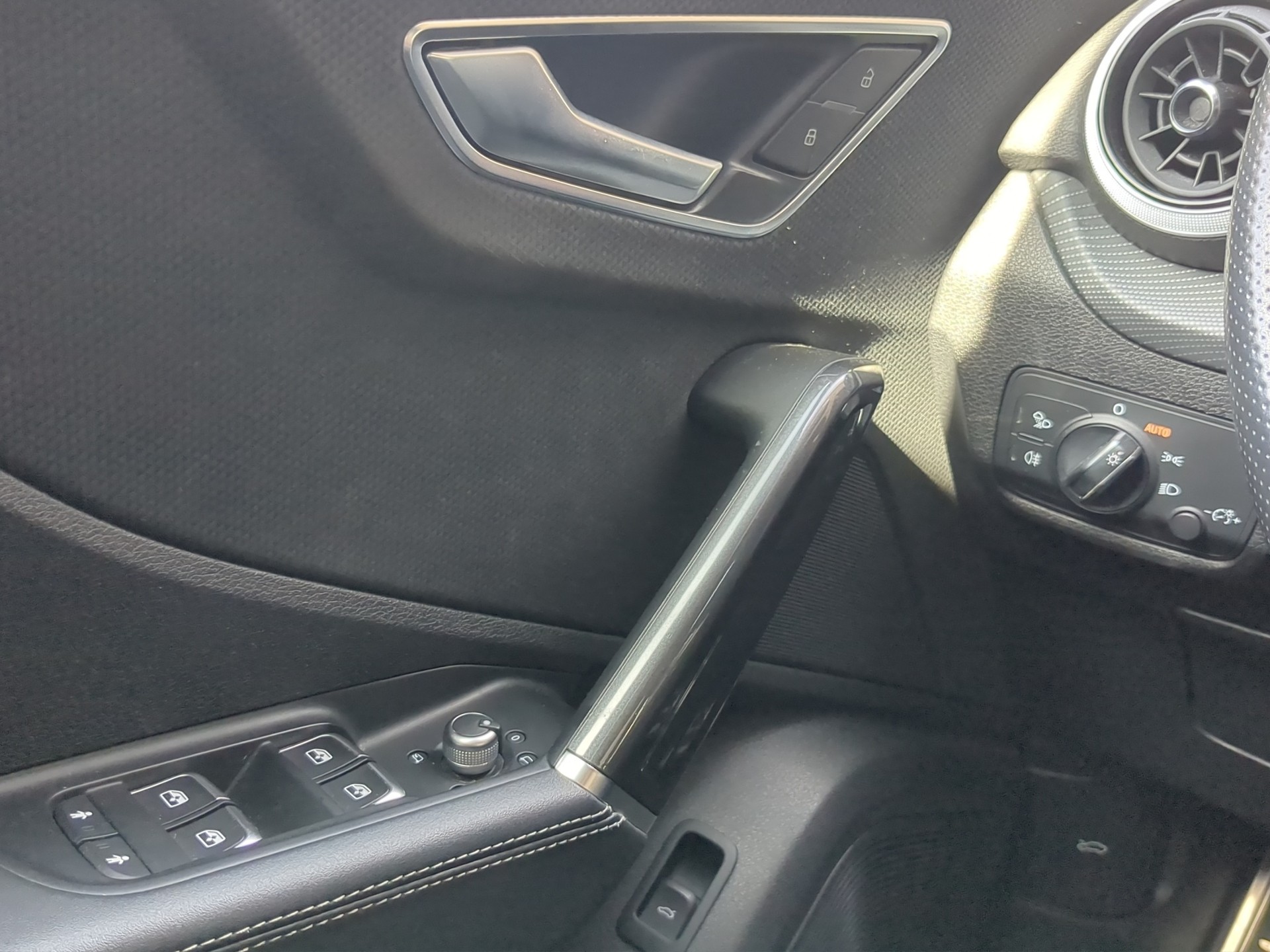 AUDI SQ2 TFSI quattro S-tronic-image-8