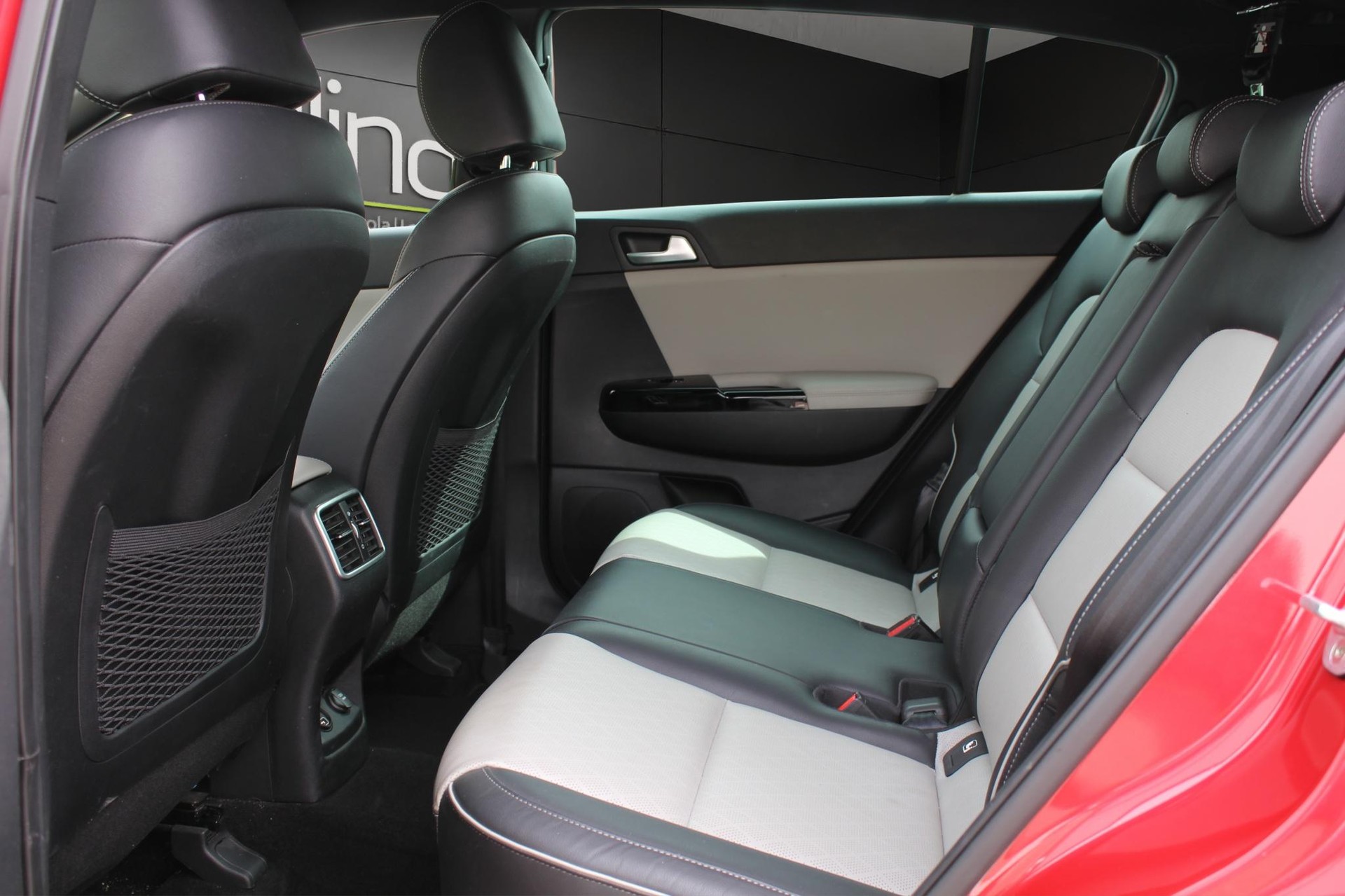 KIA Sportage 2.0 CRDi MHEV Style GT-Line-image-11