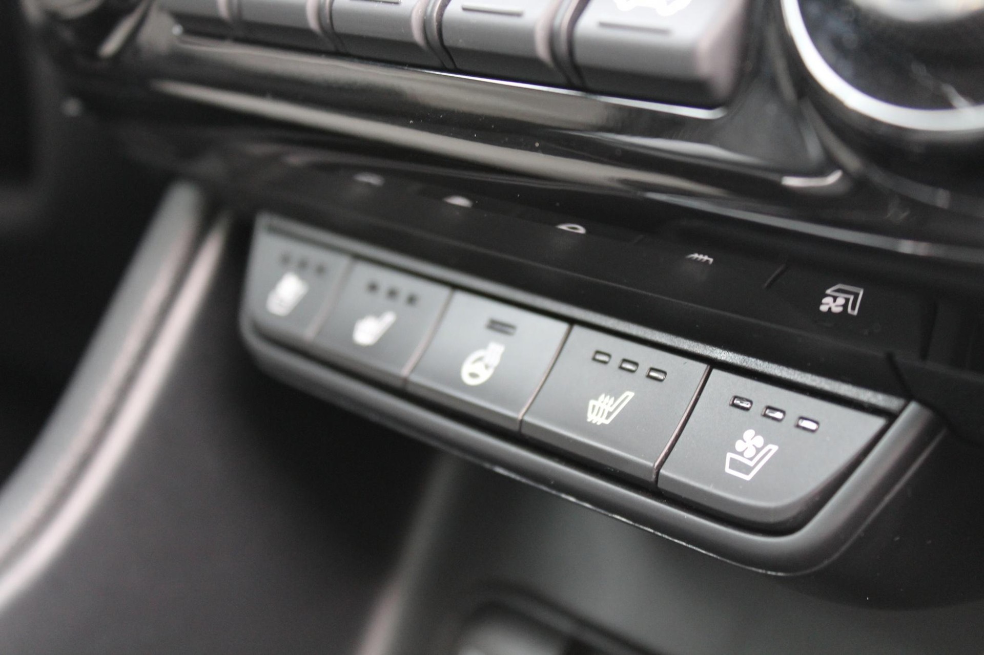KIA Sportage 2.0 CRDi MHEV Style GT-Line-image-9
