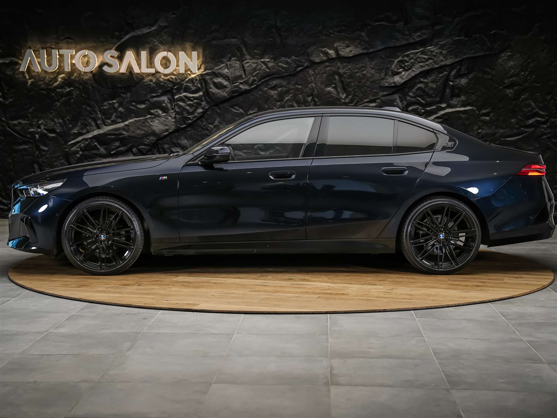 BMW 520i M Sport Steptronic *ICONIC GLOW*Sitzbelüftung*Head-Up*21"Felgen*Werksgarantie*Harman/Kardon-image-2