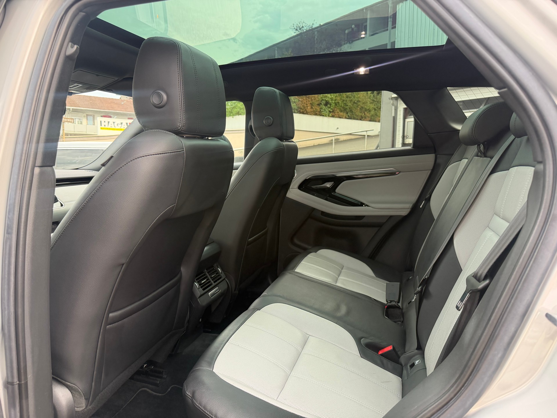 LAND ROVER Range Rover Evoque R-Dyn First Edi P 250 HSE AT9-image-8