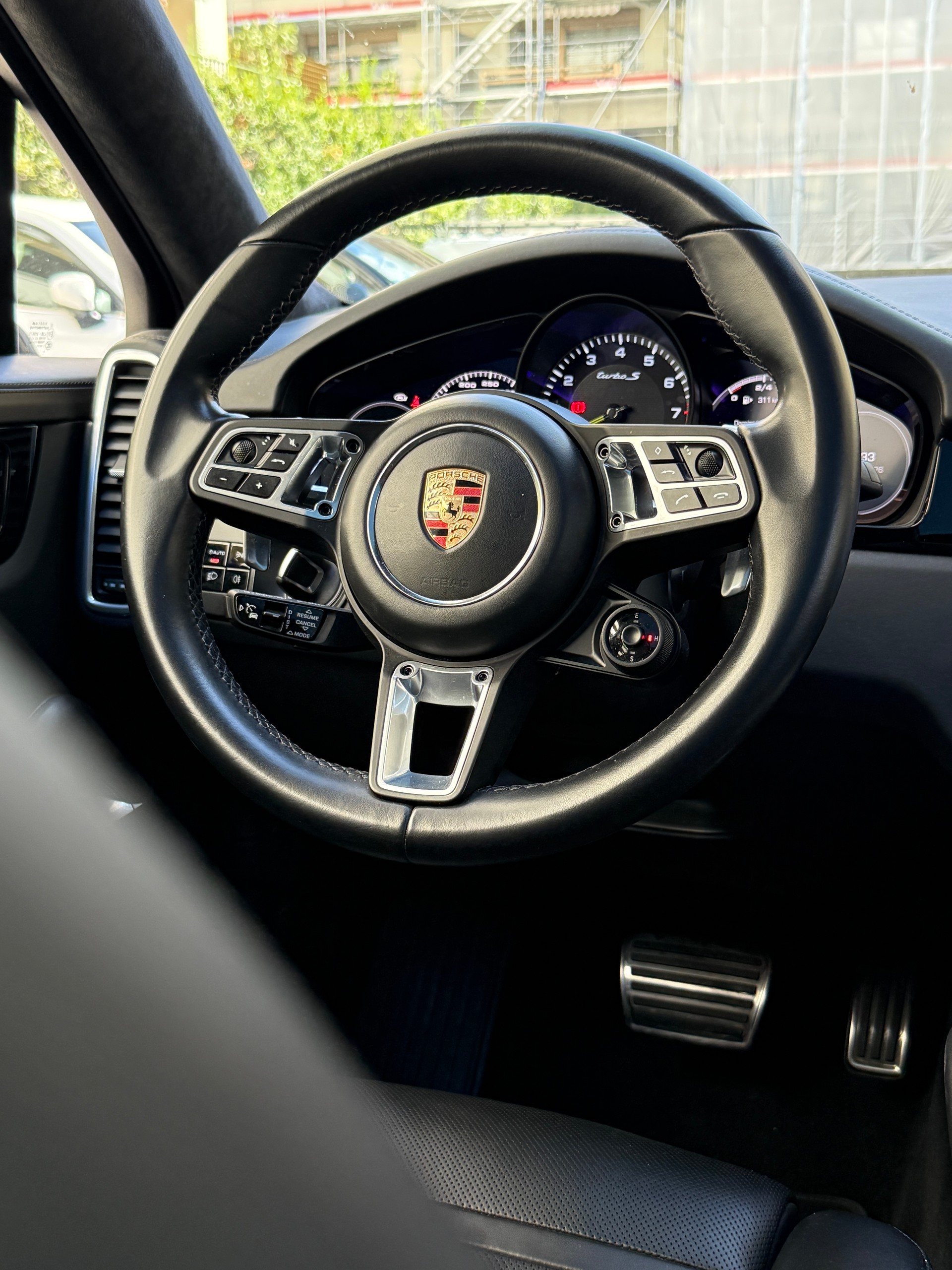 PORSCHE Cayenne Turbo Coupé S E-Hybrid-image-7