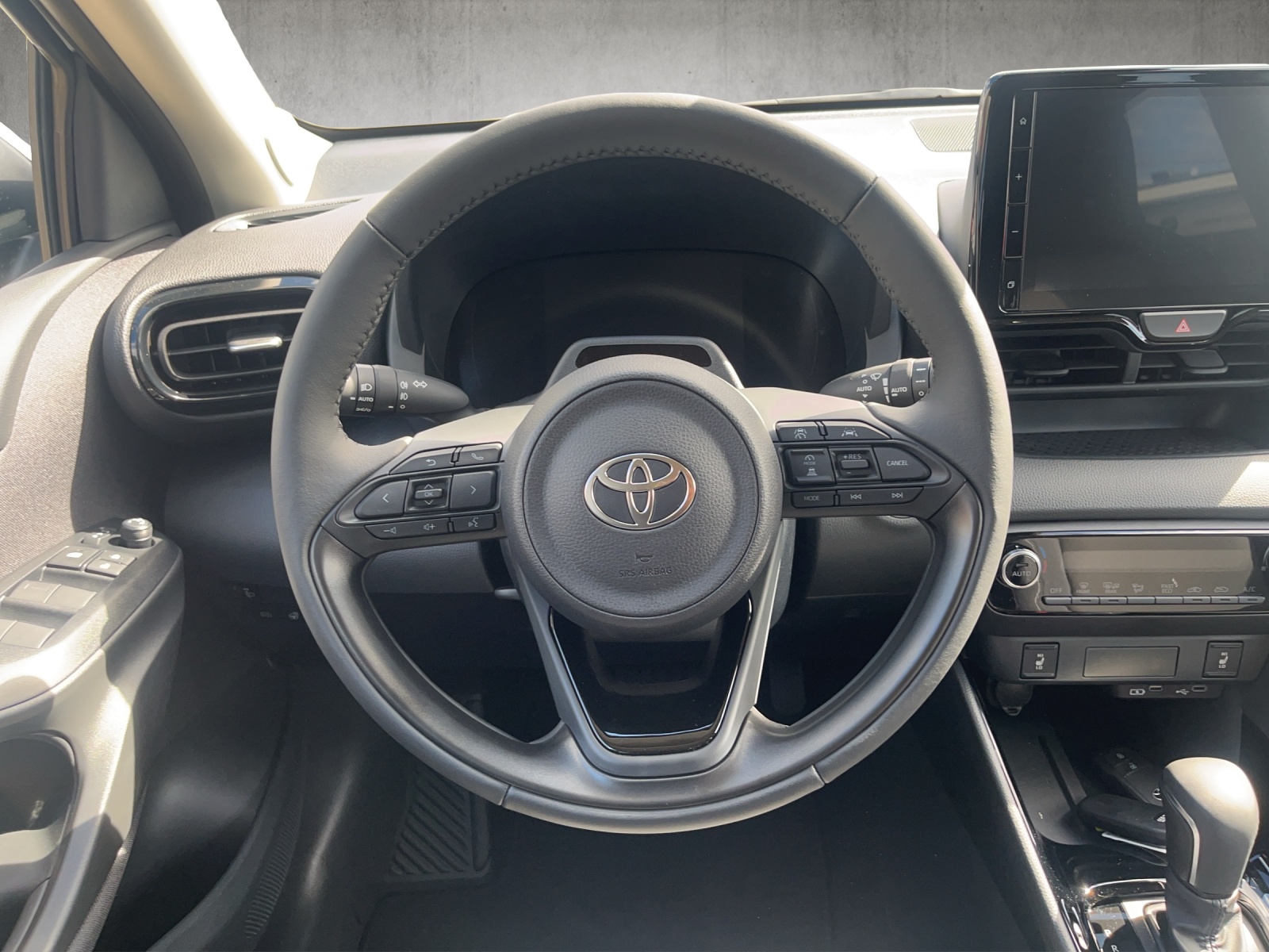 TOYOTA Yaris 1.5 VVT-i HSD Teamplayer-image-11