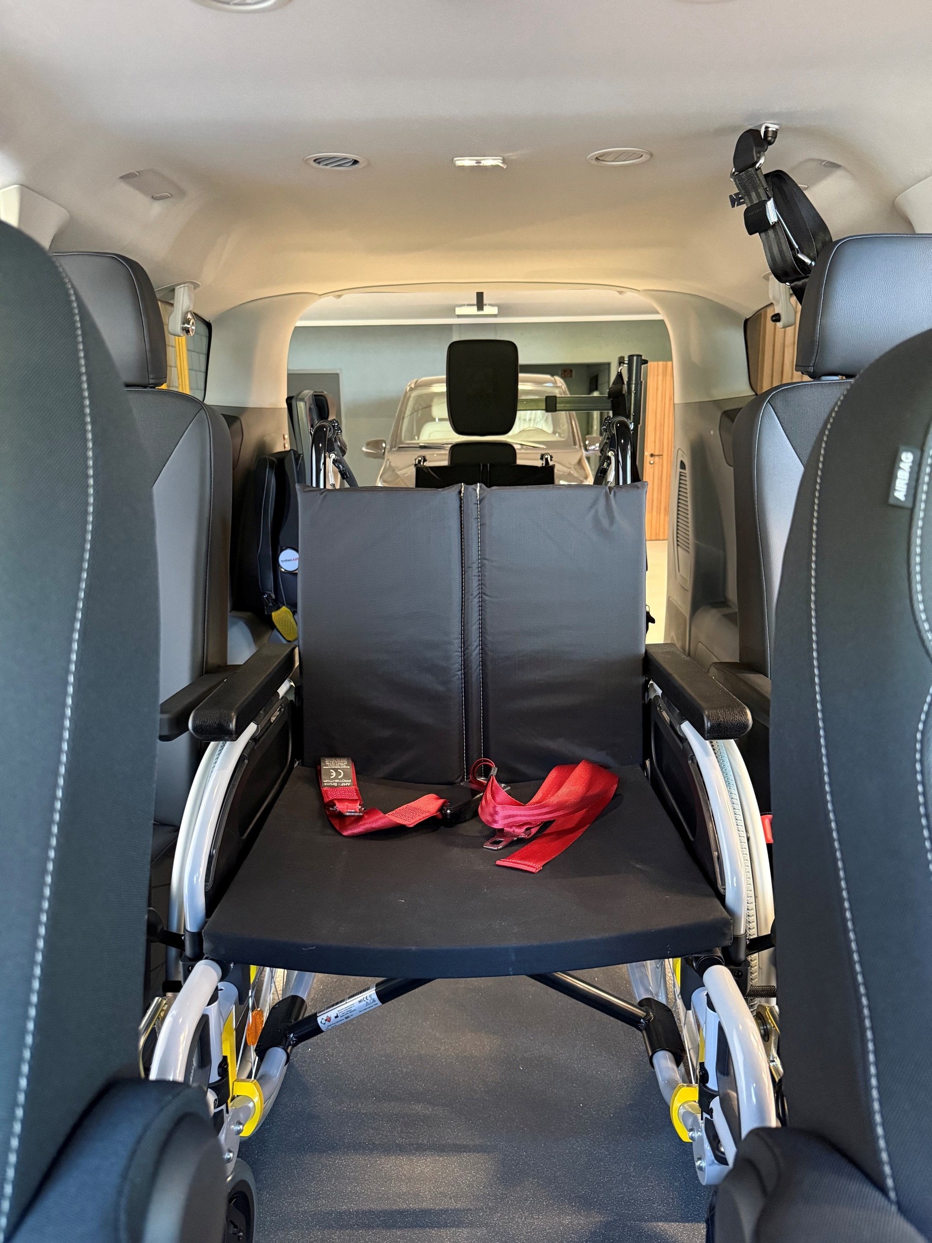 FORD Transit Custom Combi PHEV 320 L2H1 Limited Automat Einzigartig! 2 Rollstühle gleichzeitig!-image-7
