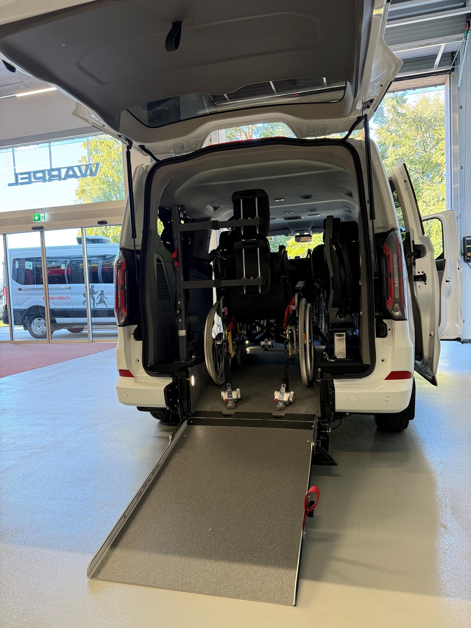 FORD Transit Custom Combi PHEV 320 L2H1 Limited Automat Einzigartig! 2 Rollstühle gleichzeitig!-image-1
