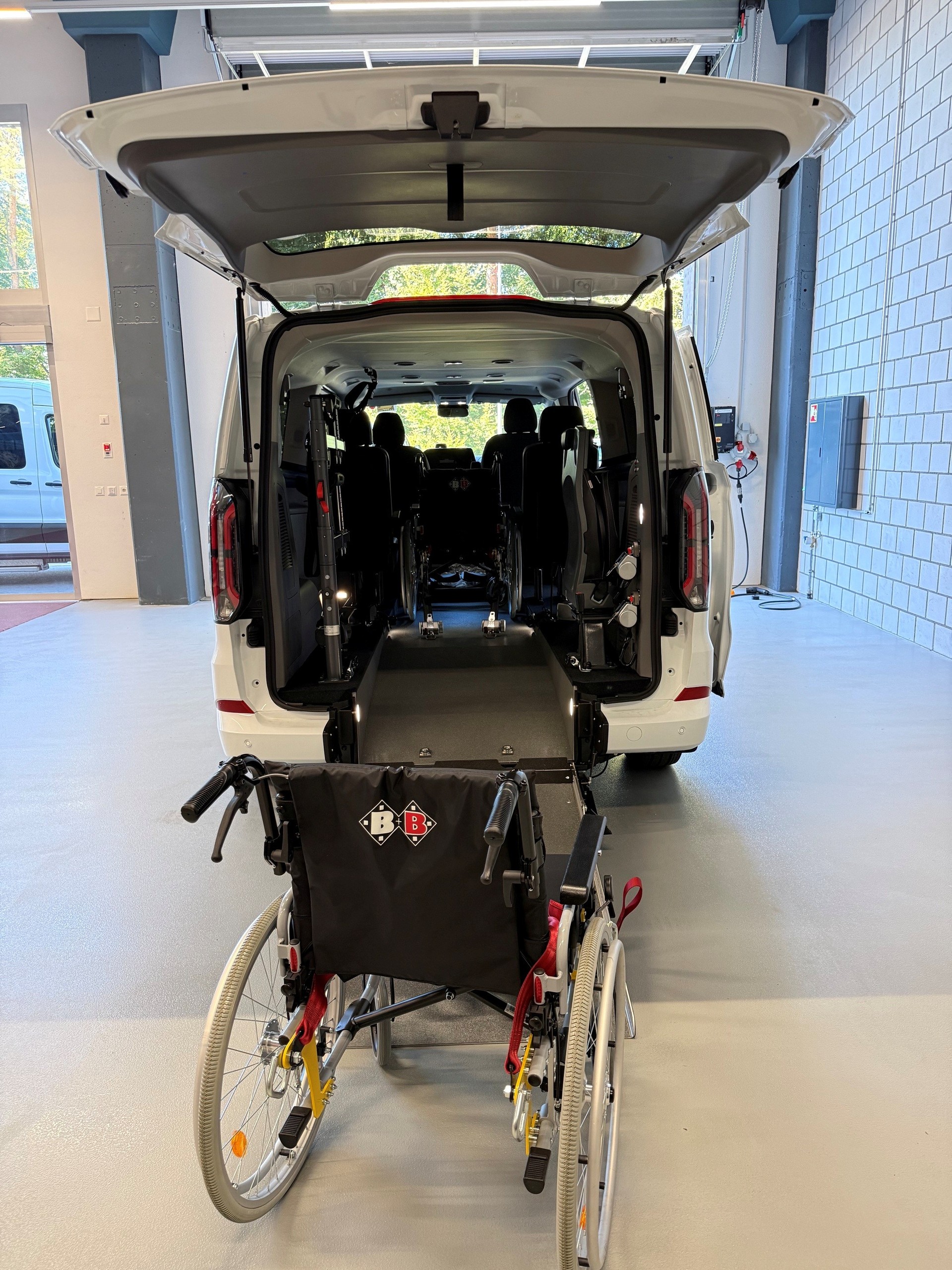FORD Transit Custom Combi PHEV 320 L2H1 Limited Automat Einzigartig! 2 Rollstühle gleichzeitig!-image-19