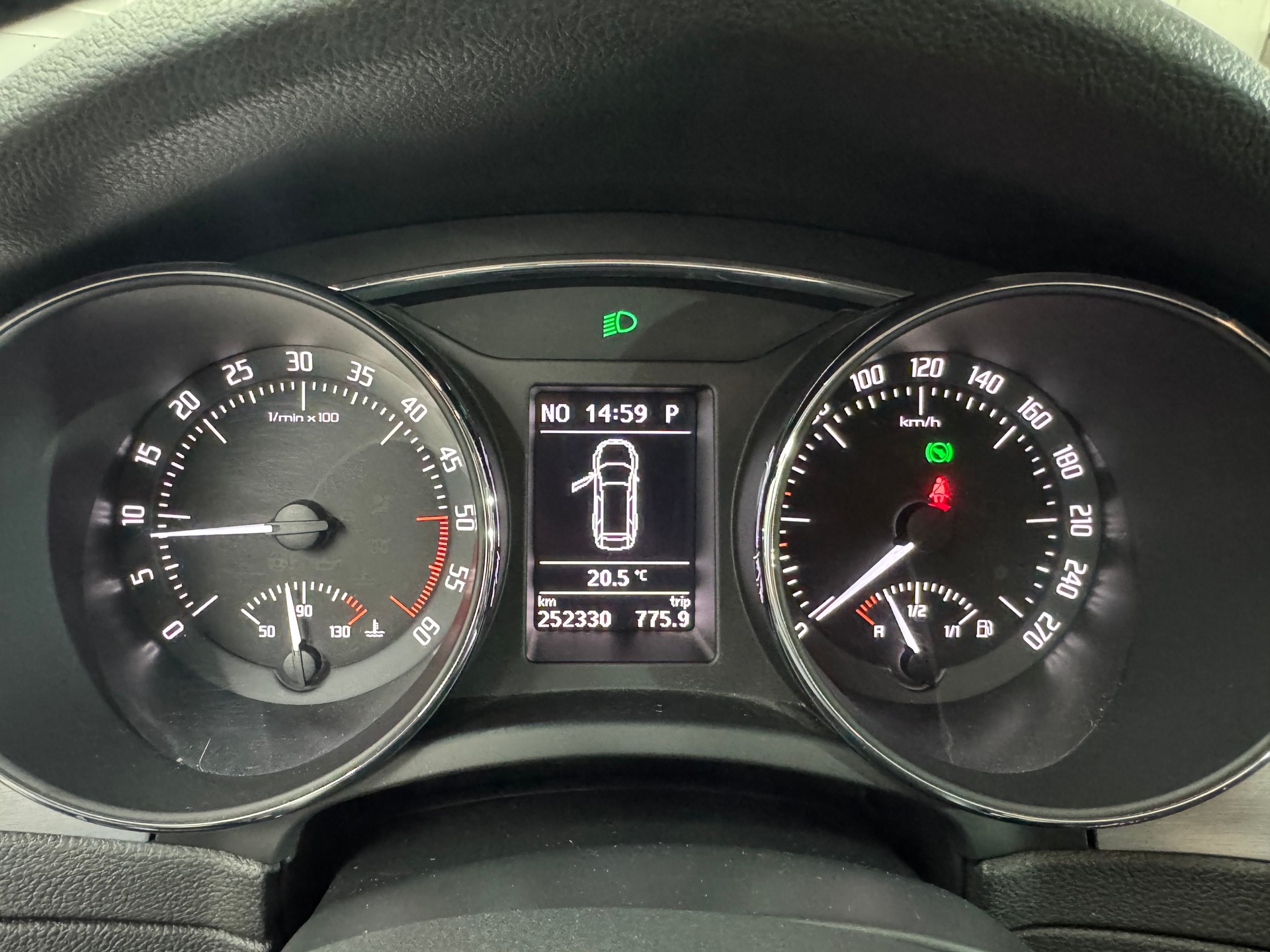 SKODA Superb Combi 2.0 TDi Ambition DSG-image-11