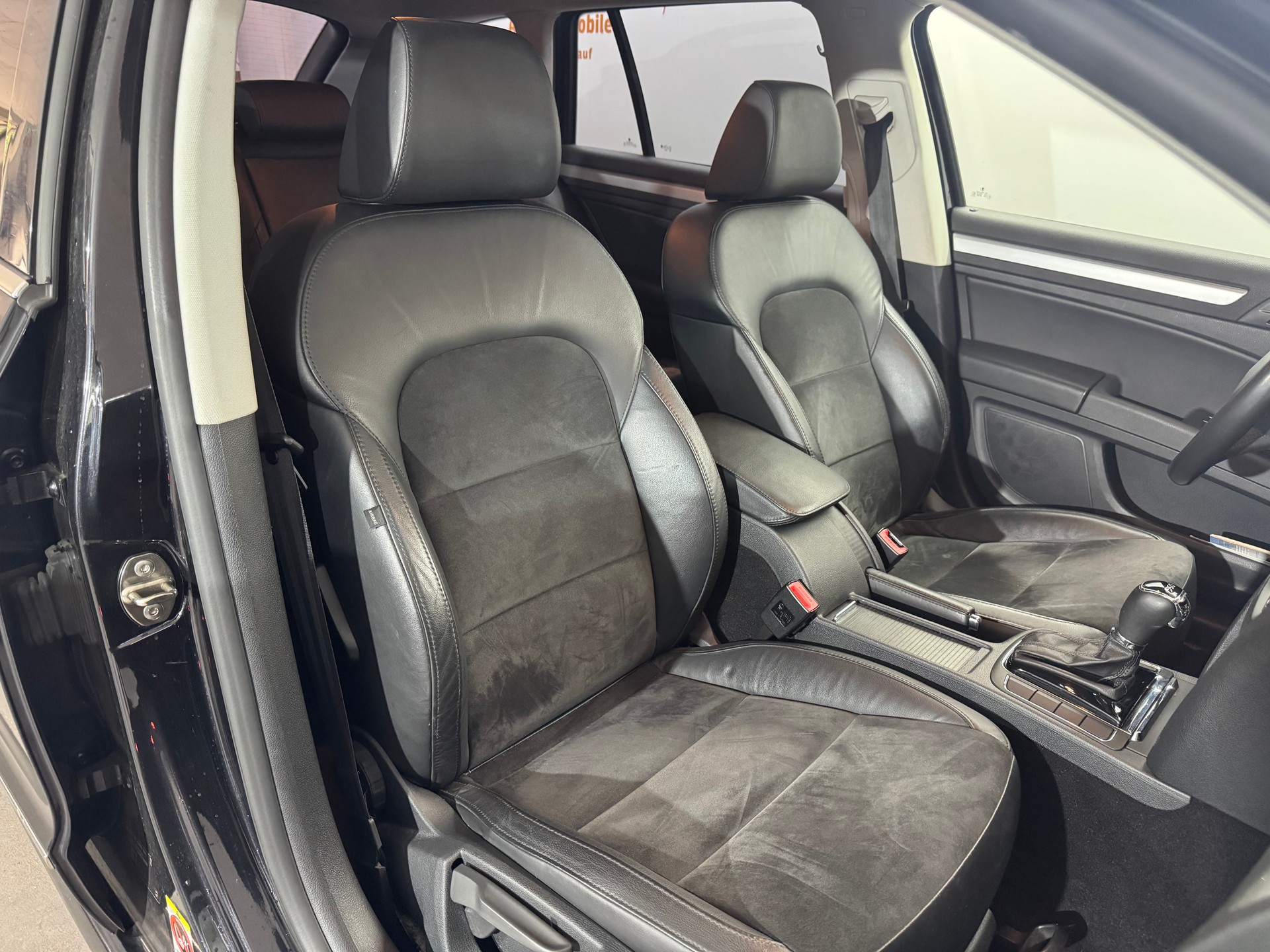 SKODA Superb Combi 2.0 TDi Ambition DSG-image-9