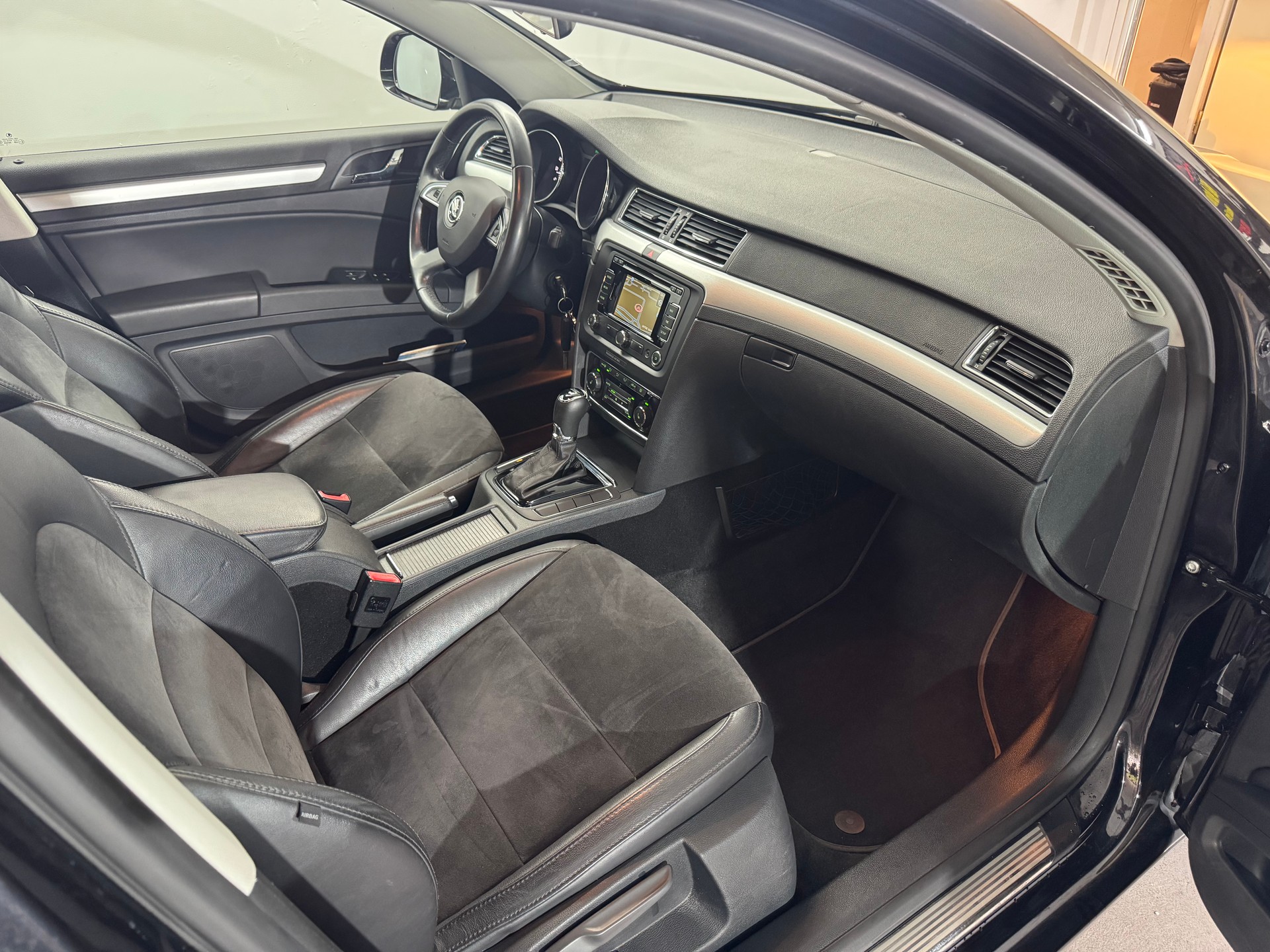 SKODA Superb Combi 2.0 TDi Ambition DSG-image-8