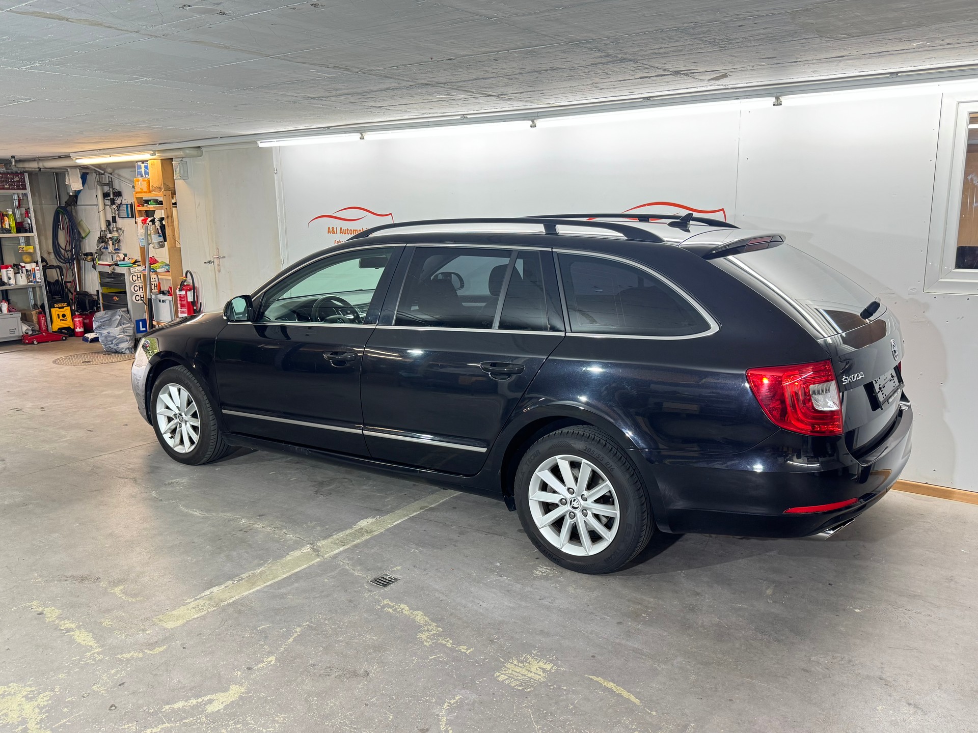 SKODA Superb Combi 2.0 TDi Ambition DSG-image-3