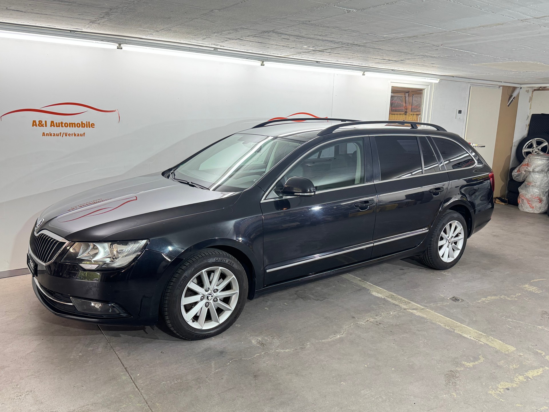 SKODA Superb Combi 2.0 TDi Ambition DSG-image-0