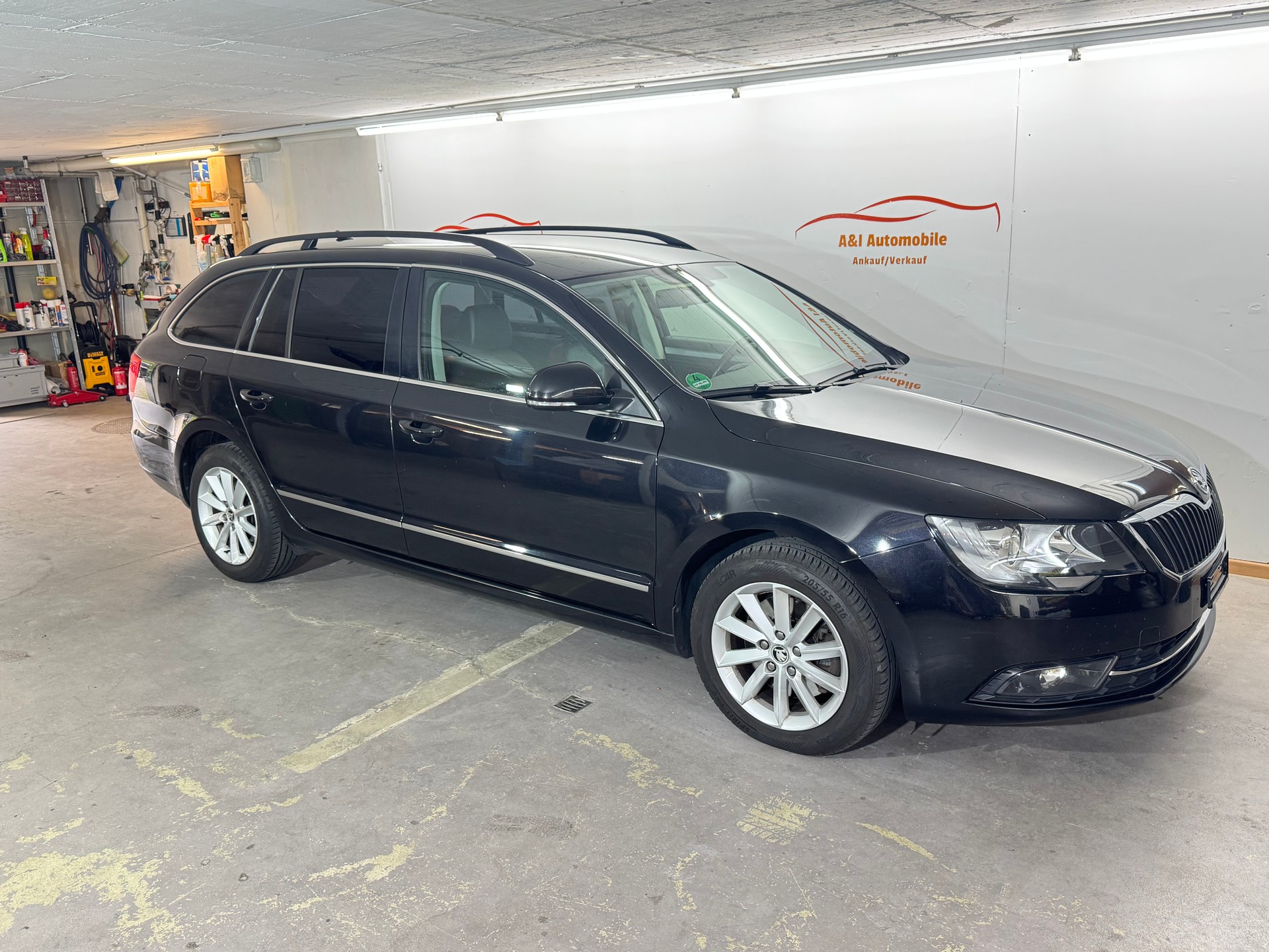SKODA Superb Combi 2.0 TDi Ambition DSG-image-1