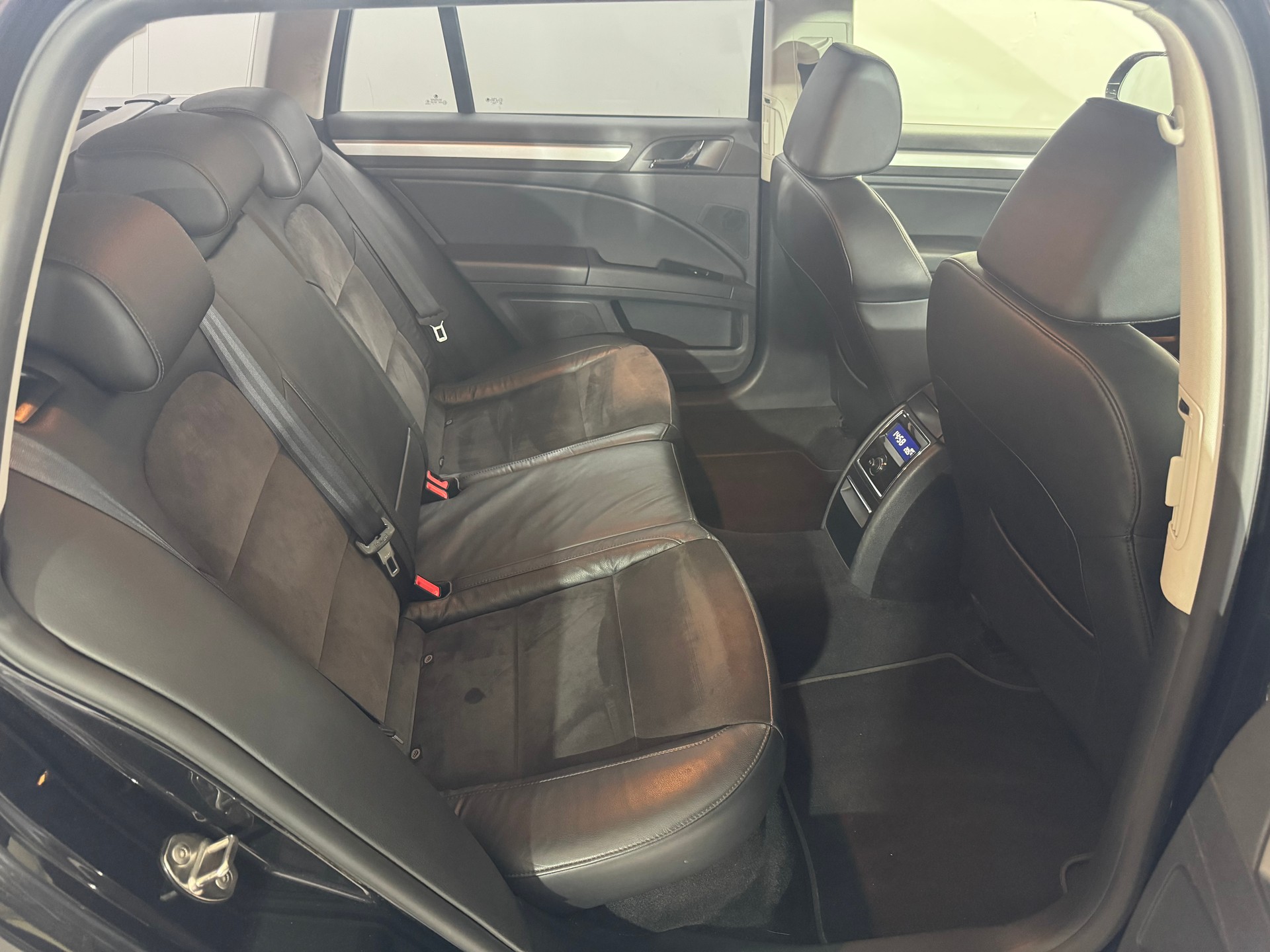 SKODA Superb Combi 2.0 TDi Ambition DSG-image-10