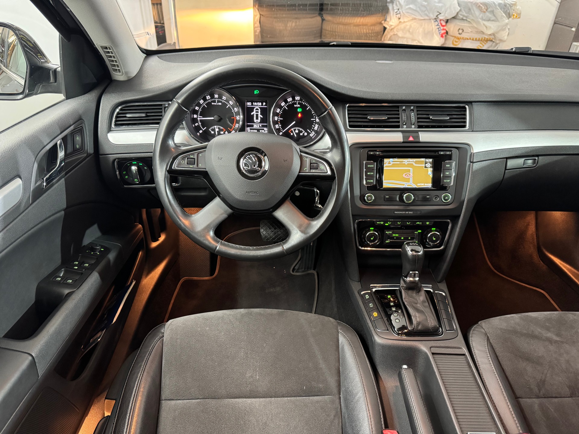 SKODA Superb Combi 2.0 TDi Ambition DSG-image-6