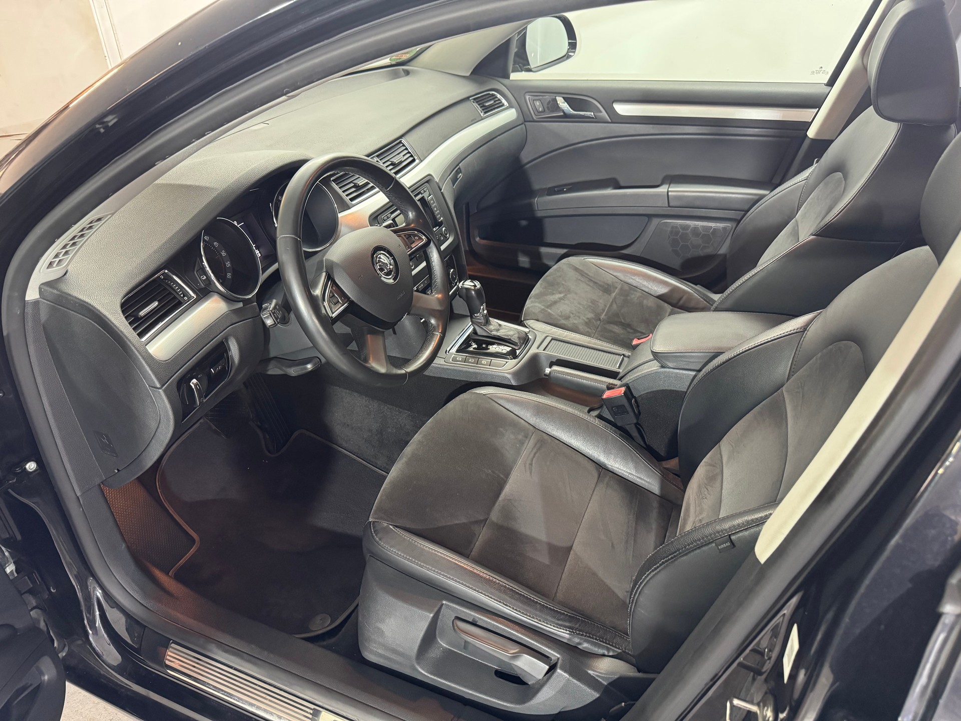SKODA Superb Combi 2.0 TDi Ambition DSG-image-7