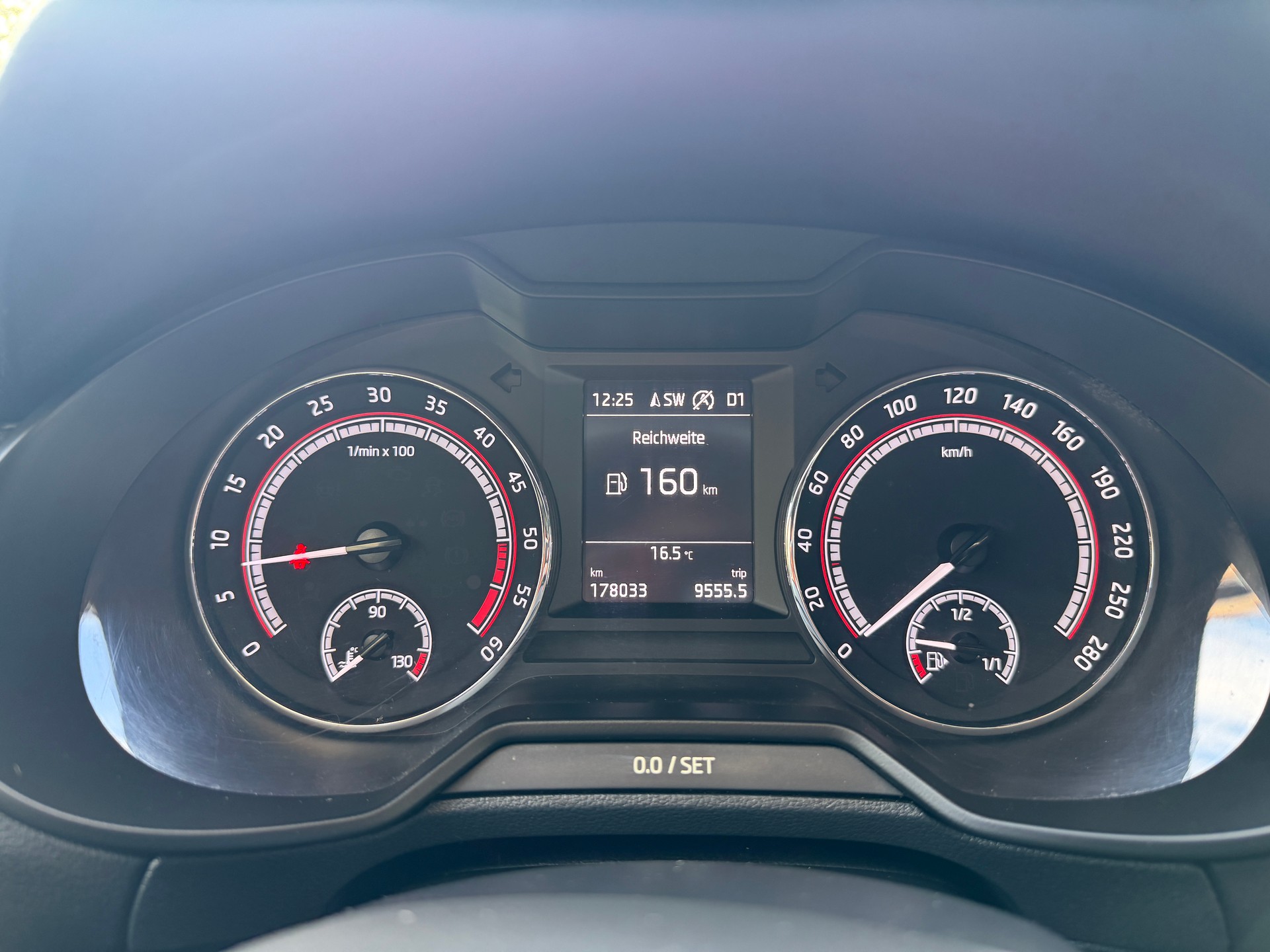 SKODA Octavia Combi 2.0 TDI RS 4x4 DSG-image-30