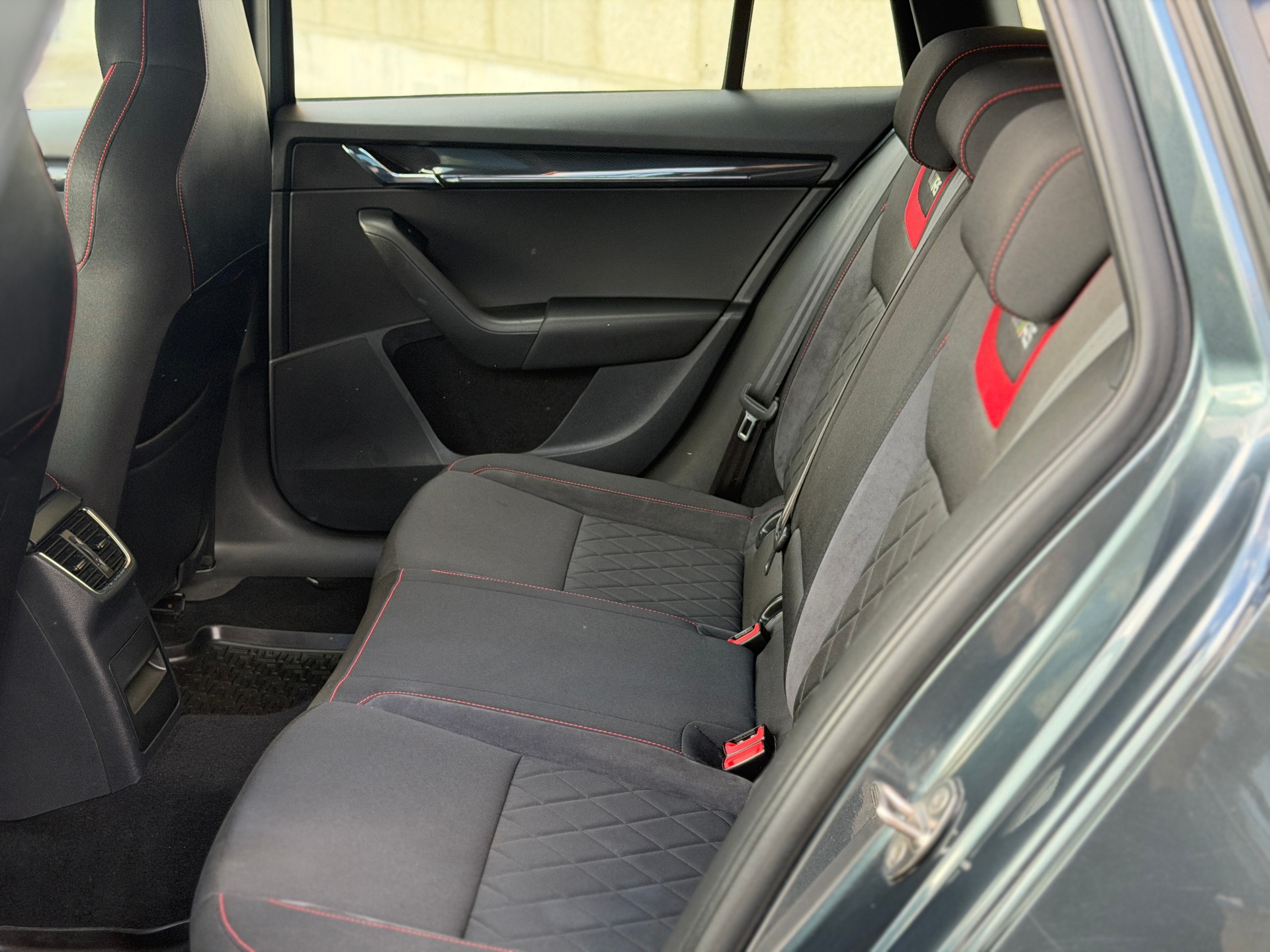 SKODA Octavia Combi 2.0 TDI RS 4x4 DSG-image-20