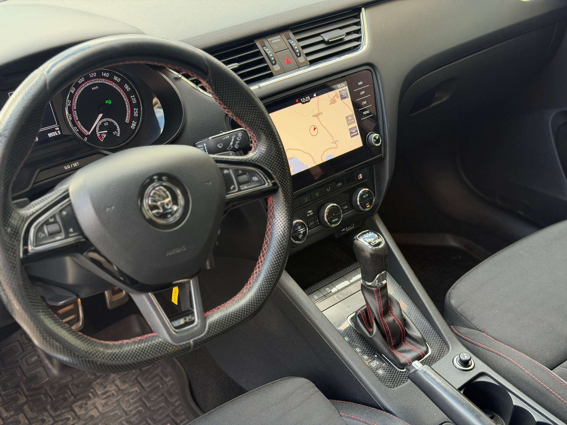 SKODA Octavia Combi 2.0 TDI RS 4x4 DSG-image-17