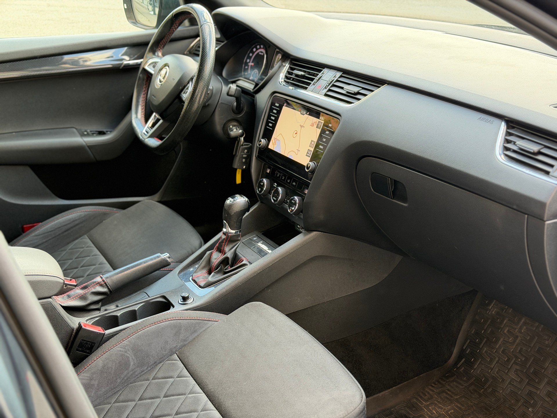 SKODA Octavia Combi 2.0 TDI RS 4x4 DSG-image-23