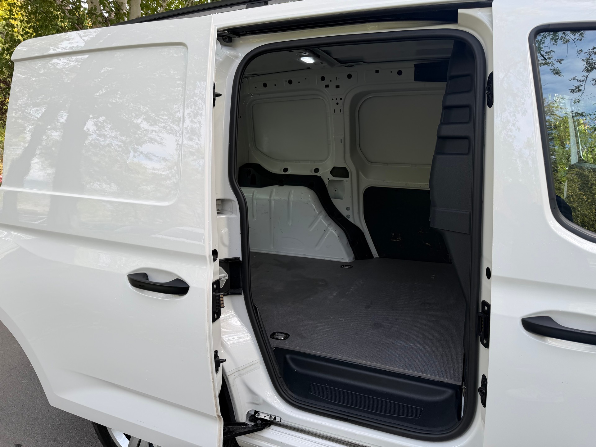 VW Caddy Cargo 2.0TDI-image-17