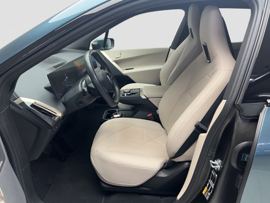 BMW iX xDrive40-image-8