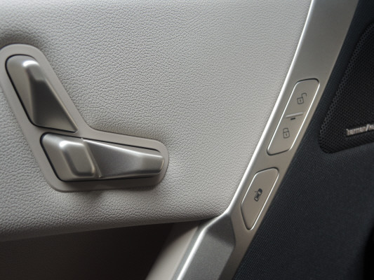 BMW iX xDrive40-image-8