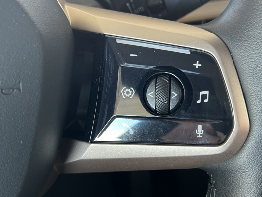 BMW iX xDrive40-image-11