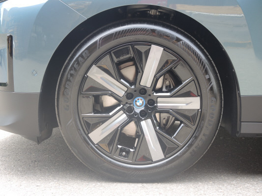 BMW iX xDrive40-image-3