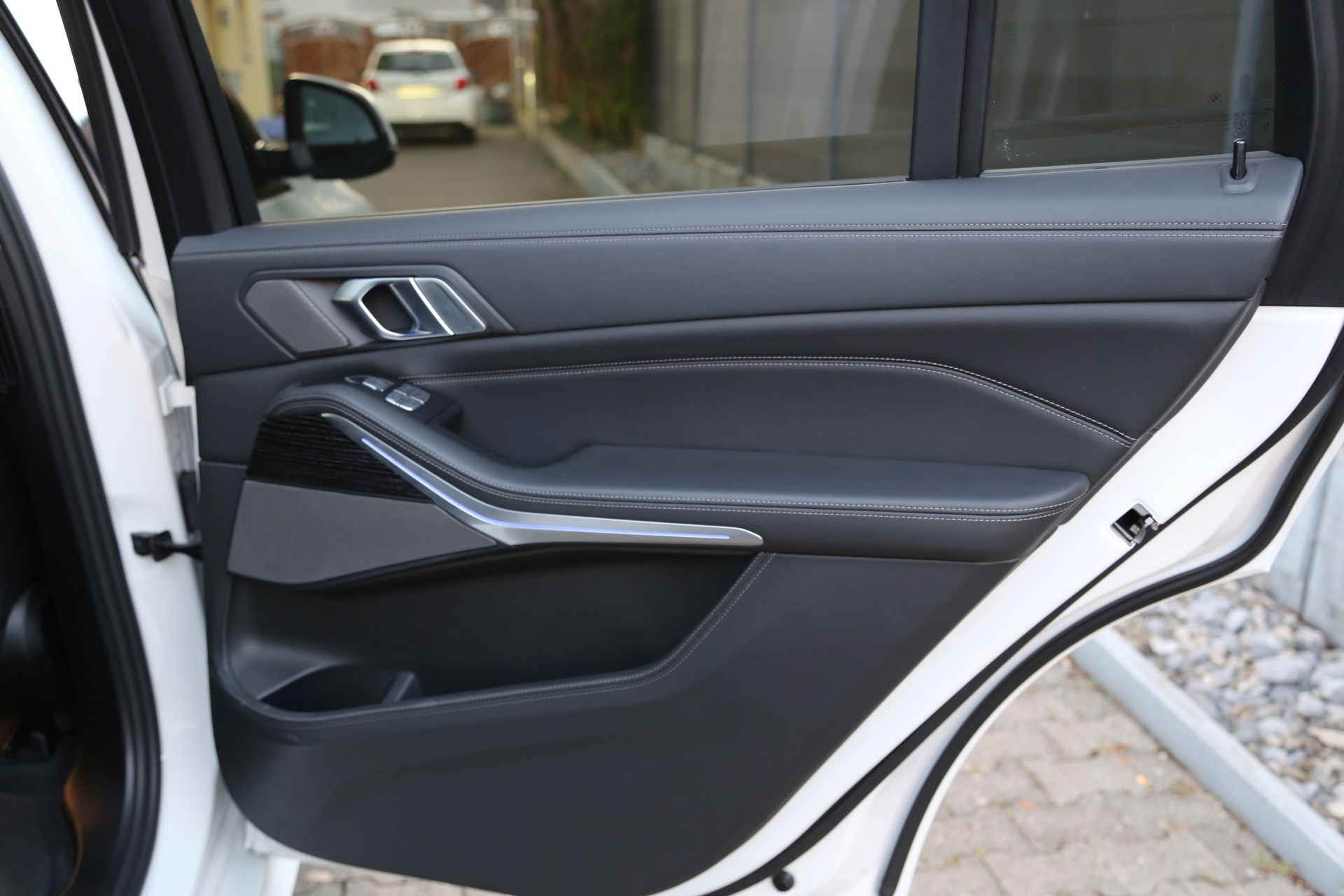 BMW X7 xDrive 48V 40i Steptronic-image-25