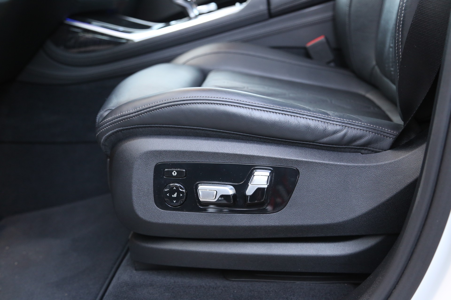 BMW X7 xDrive 48V 40i Steptronic-image-24