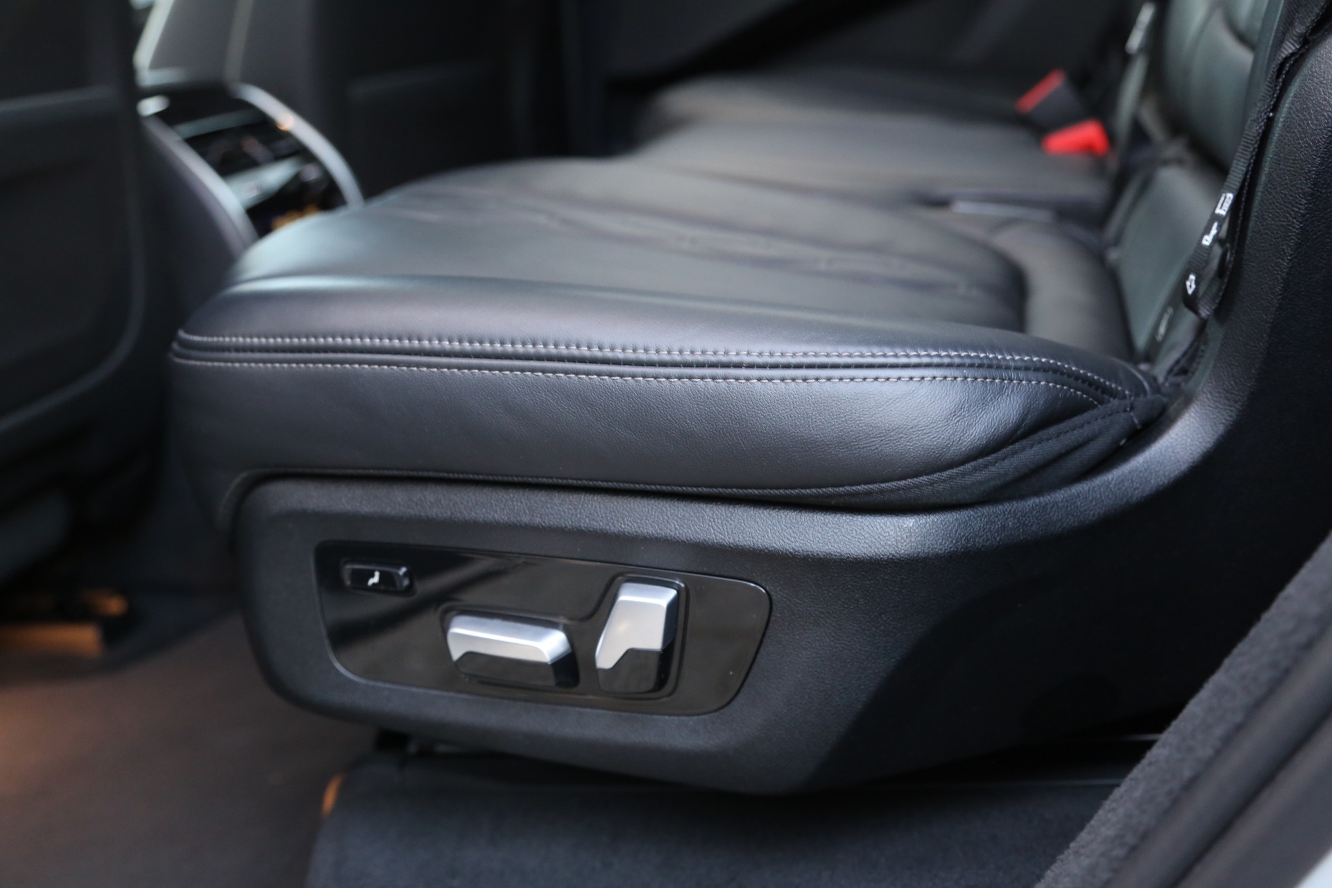 BMW X7 xDrive 48V 40i Steptronic-image-23