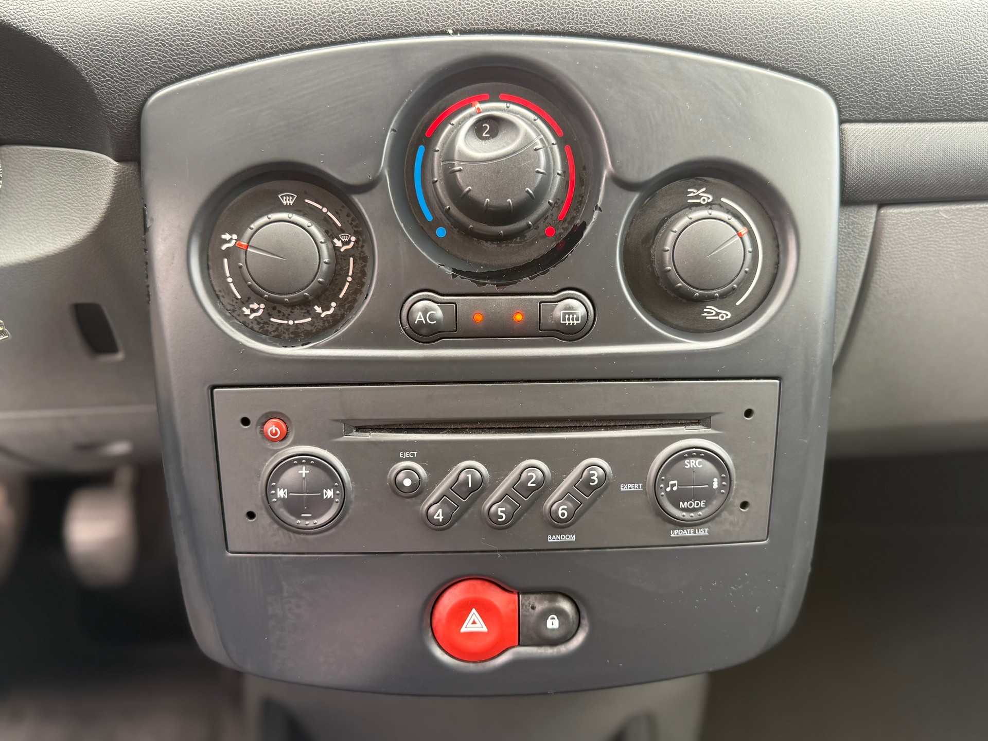 RENAULT Clio 1.2 16V Expression-image-15