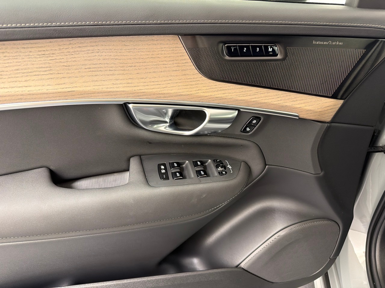 VOLVO XC90 T8 eAWD Plus Bright-image-8