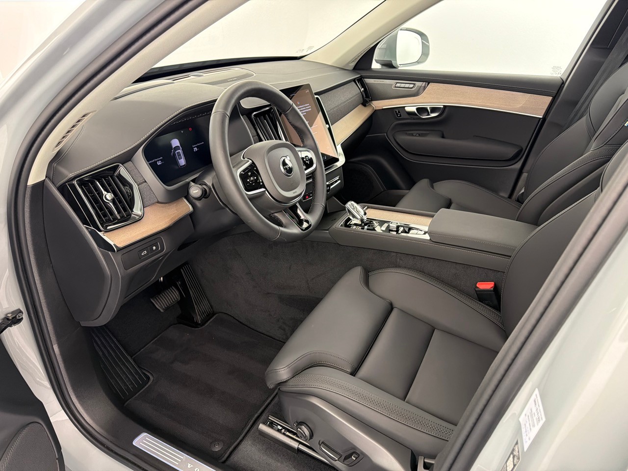 VOLVO XC90 T8 eAWD Plus Bright-image-4