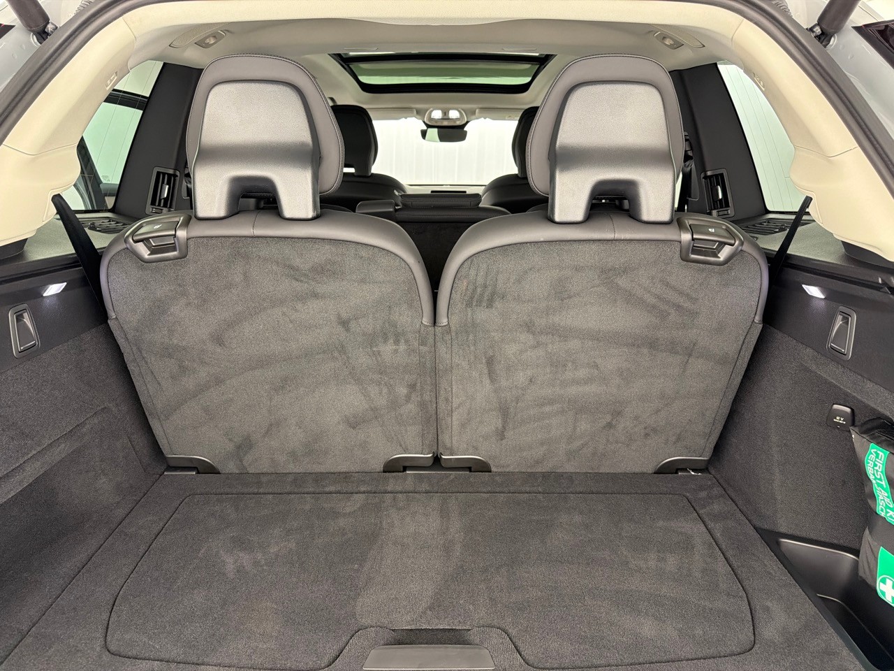 VOLVO XC90 T8 eAWD Plus Bright-image-9