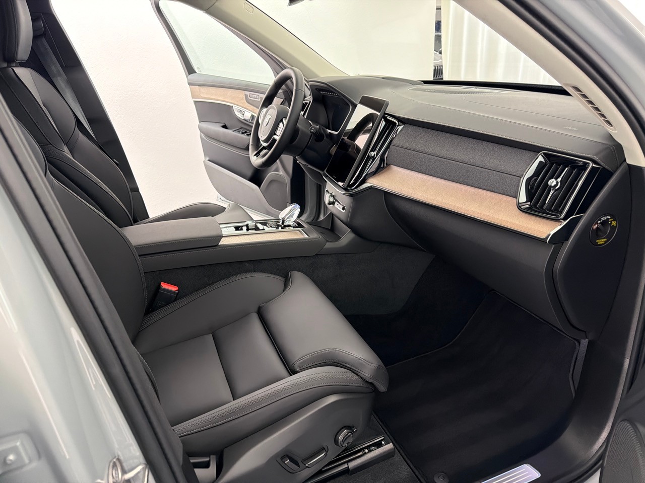 VOLVO XC90 T8 eAWD Plus Bright-image-11